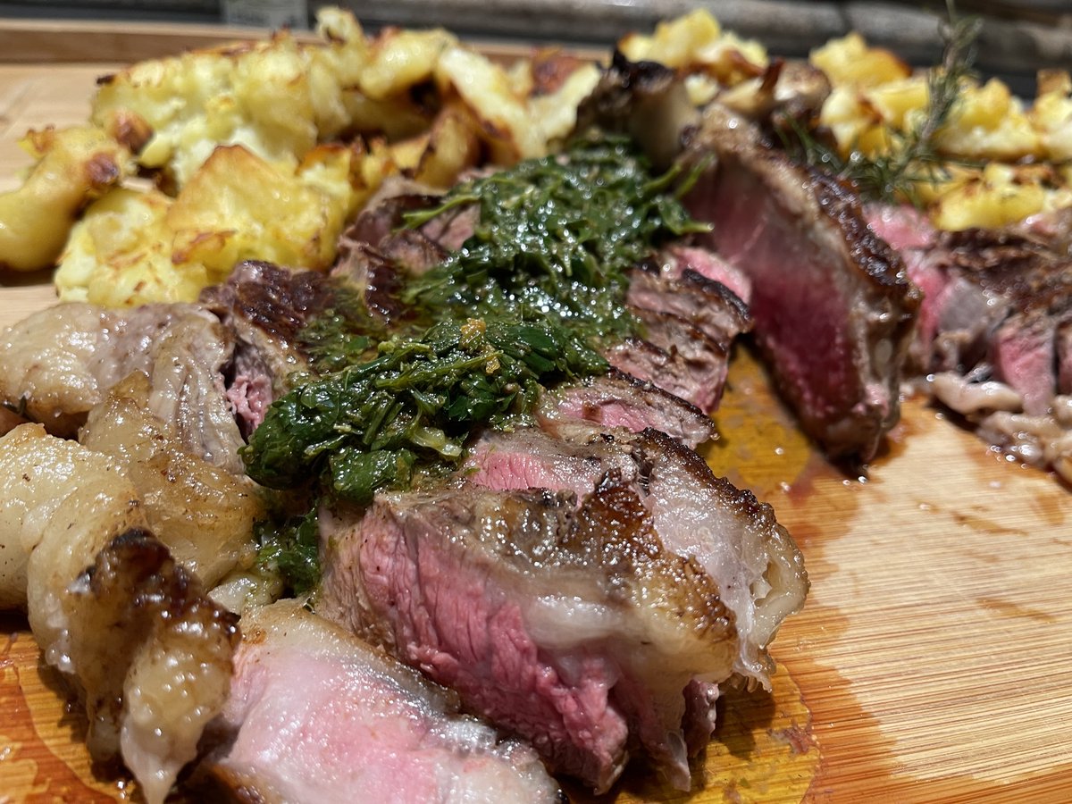 majorart_eth's tweet image. 1 KG Fiorentina with homemade chimichurri and roasted potatoes 🫠🫠🫠
#joyofcooking #foodie