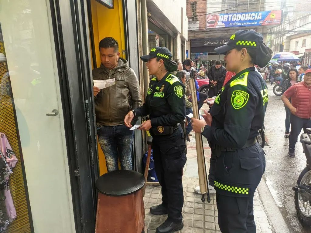 PrinVerdeOlivaP's tweet image. Nuestros 👮🏼‍♀️👮🏻‍♂️ en ipiales #Preci y Policía de Vecindario realizaron jornada educativa de prevencion de hurto en el sector San Felipe con los cambistas, con el fin de entregar recomendaciones para evitar ser blanco de los delincuentes
#ConstruirConvivencia #DiosYPatria