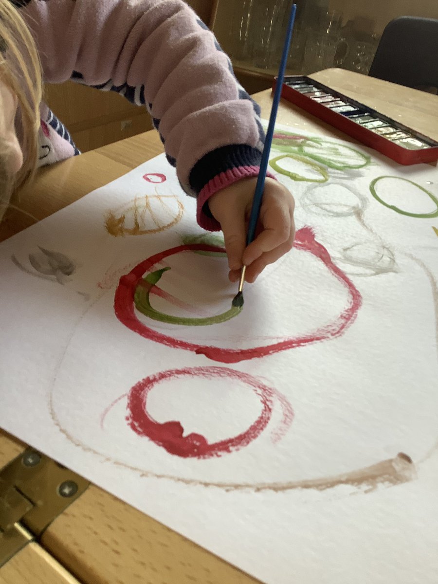 Exploring shape <a href="/MadleyPre/">Madley Pre-School</a> finding, making and creating circles.