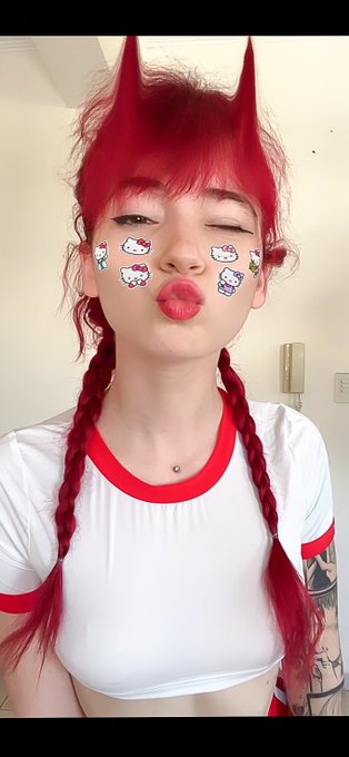 1 pic. Que tengan lindo finde gentuza! y nos vemos a la noche en el stream 🥰 https://t.co/5D8PlSvdLi