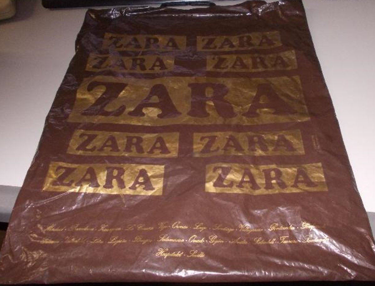 RetailerSpain's tweet photo. #retailvintage

ZARA en sus inicios con una bolsa donde se mencionaban las ciudades en las que estaban presentes

@ZARA https://t.co/he9O6Wohhk