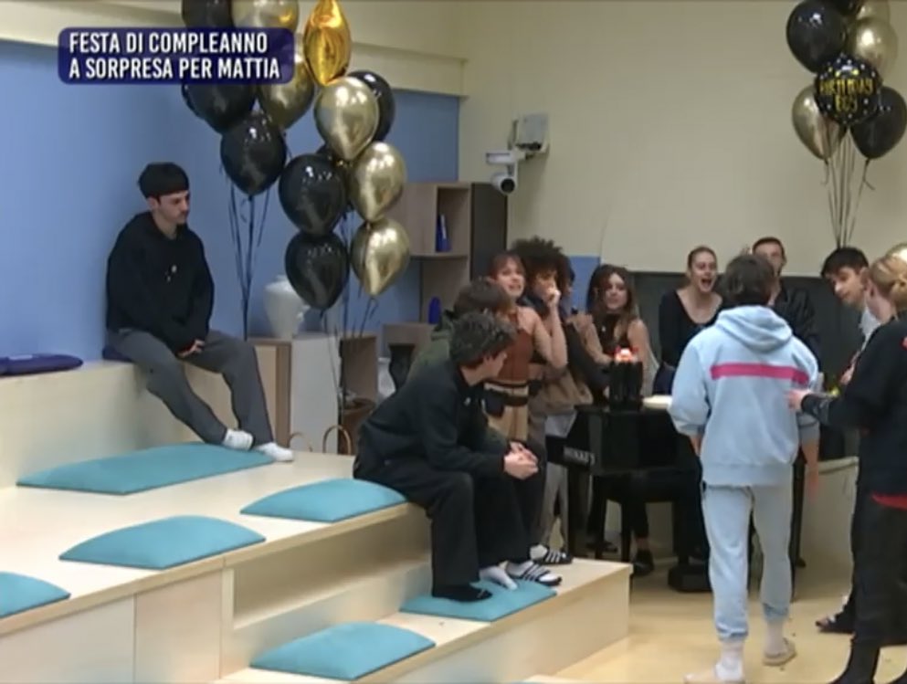 Its_Bolivia's tweet photo. Io alle feste come Piccolo G quando non ci sono i miei amici:
#piccoloG #amici #AMICI22 https://t.co/ekya06cr8h