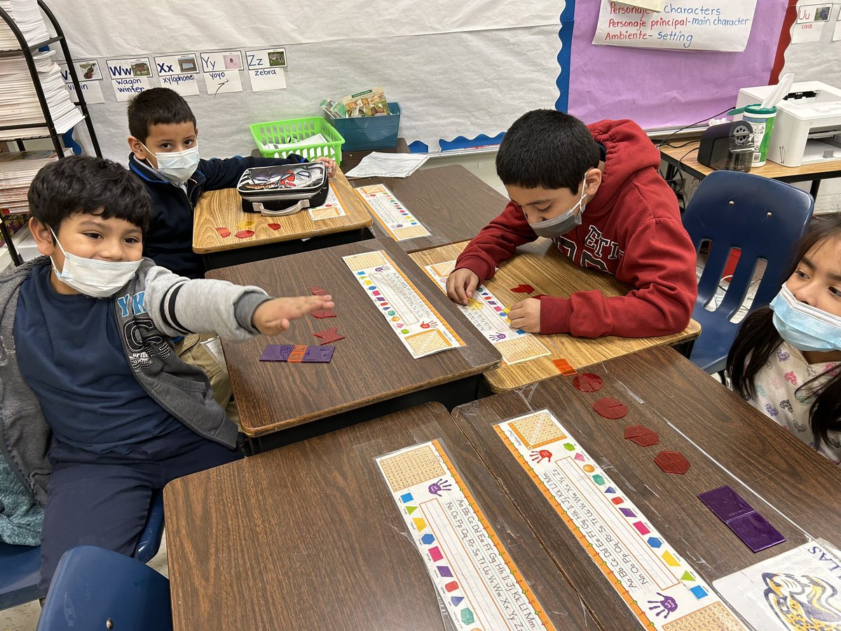 Brendapg44's tweet photo. Composing 2-dimensional shapes! @WMYwildcats https://t.co/E4GMyE1LWK