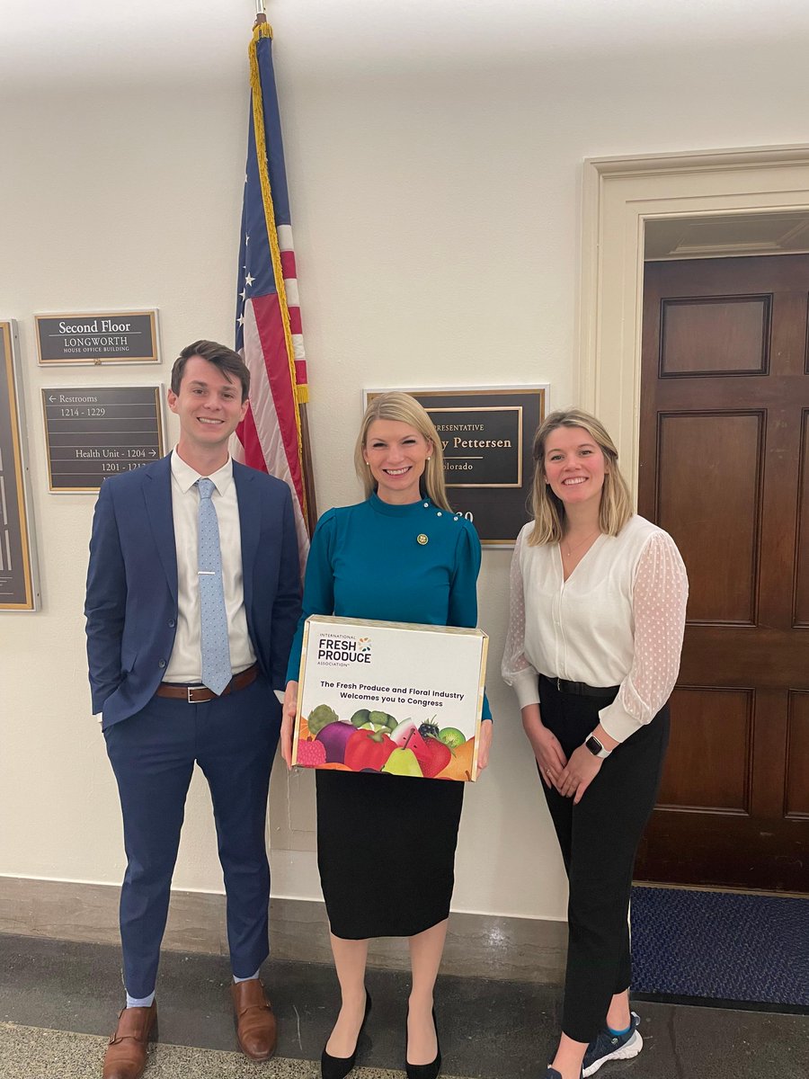 IntFreshProduce's tweet photo. Members of the IFPA team were excited to welcome the 118th #FreshCongress with produce boxes filled with fresh fruits and vegetables! Special thank you to @keanyproduce for being our wholesale distributor. @pettersen4co @MikeEzellMS @BradFinstad @kevinmullin https://t.co/K7lm64YkDS