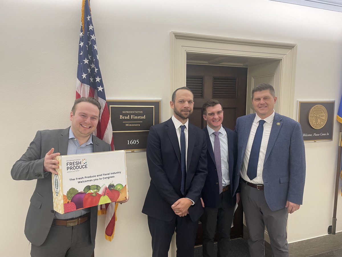 IntFreshProduce's tweet photo. Members of the IFPA team were excited to welcome the 118th #FreshCongress with produce boxes filled with fresh fruits and vegetables! Special thank you to @keanyproduce for being our wholesale distributor. @pettersen4co @MikeEzellMS @BradFinstad @kevinmullin https://t.co/K7lm64YkDS