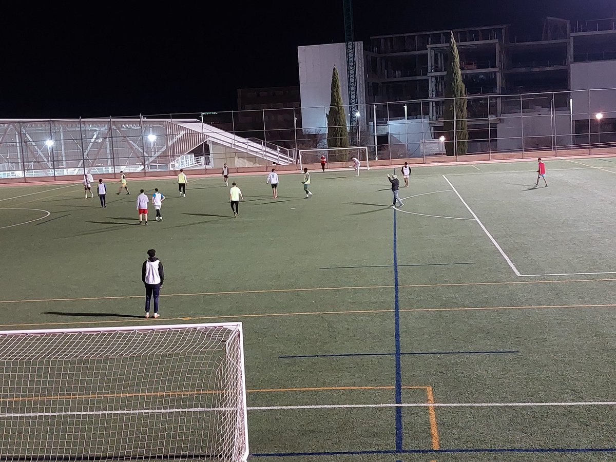 En directo, desde el campo de fútbol de la UJA, estreno del "Por fin viernes" en 2023...
#masquefamilia