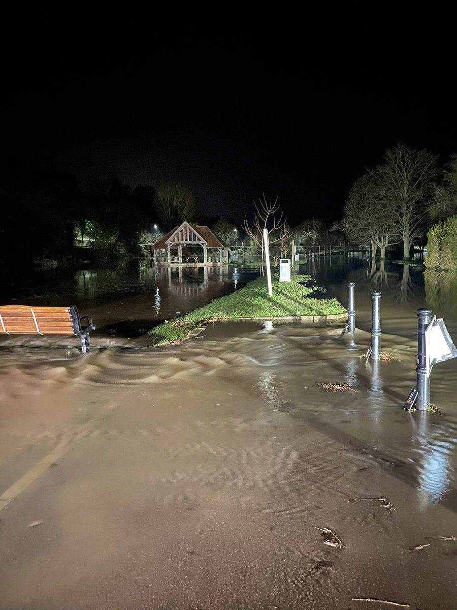 FLOODS - a few pictures from this evening. River level in Ross-on-Wye was at 4.63m at 7.15pm and still slowly rising. 

#RossOnline #RossonWye