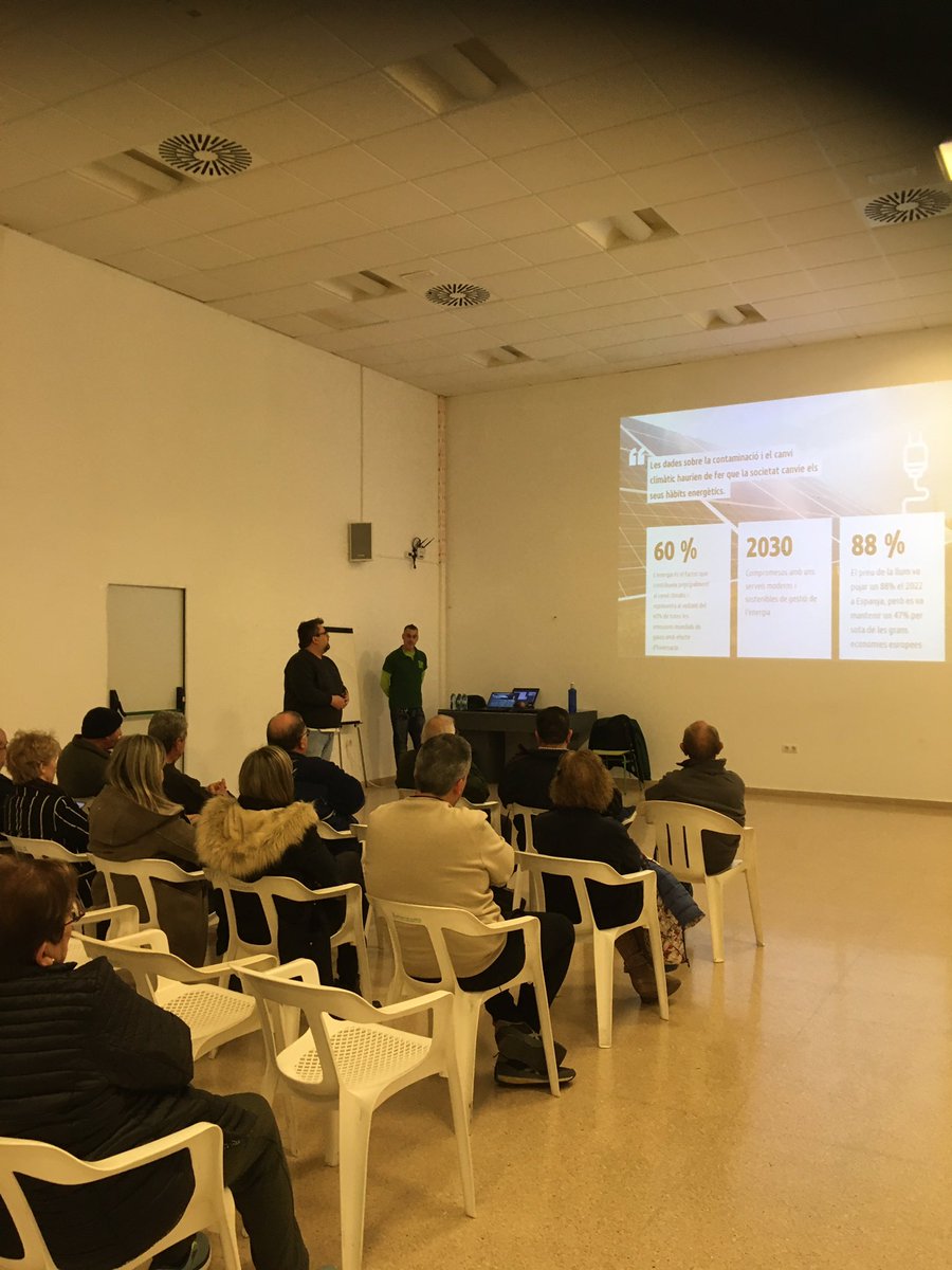 aeioLuz's tweet photo. Hoy empezamos en #Sumacarcer la aventura de acompañar la creación de una #CEL para la Transición energética del municipio. Con los mejores compañeros:@ajSumacarcer, @urbanimpacte y la ciudadanía. Información, Formación, Oficinas Verdes y Acompañamiento. Os iremos contando. 🌎⚡️💚 https://t.co/Y4MC2mAbmp
