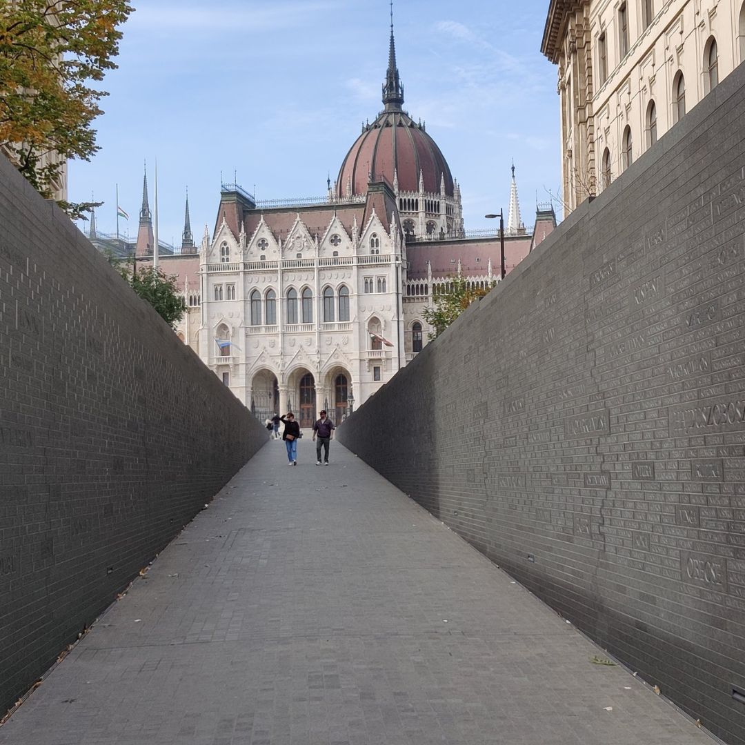 TafariDesigns's tweet photo. Budapest was founded by the merger of three cities: Buda, Óbuda and Pest. It is the thermal bath capital of the world with 70 million liters of thermal water produced each day underneath the city. #Budapest #Hungary #Travel #Health #Thermal #Bath #Spa https://t.co/9wdZJntYgk