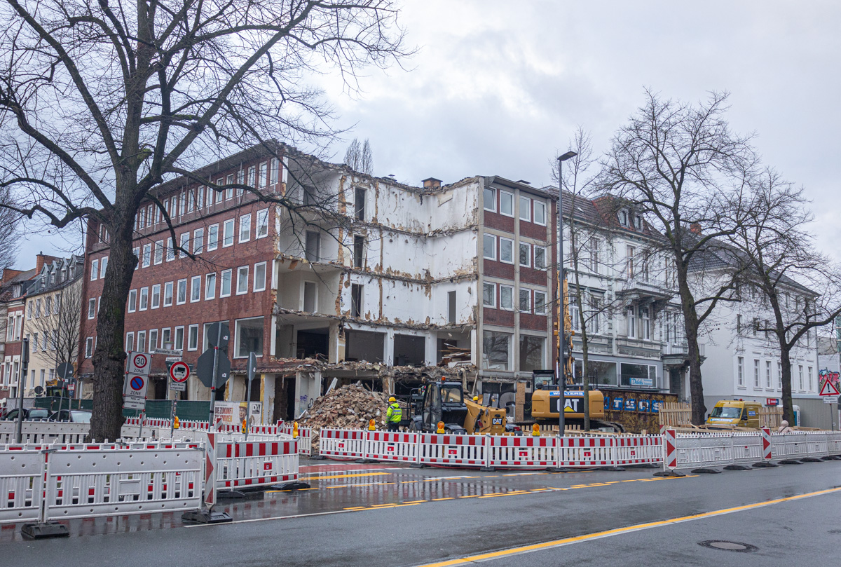muenster_blick's tweet photo. An der Warendorfer Straße hat der Abriss eines alten Möbelhauses begonnen. An der Stelle entsteht ein Wohn- und Geschäftshaus. https://t.co/P0PGfWtGEC #corner1 https://t.co/T5jMvUDmQo