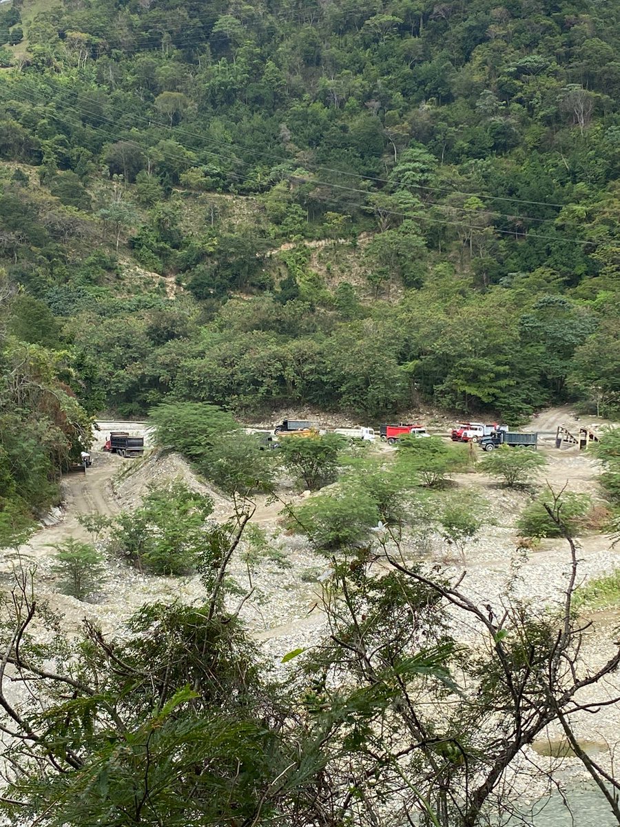 RDPorLoAlto's tweet photo. ¡INACEPTABLE! Nos reportan fuerte movimiento de extracción de materiales del Río Muchas Aguas, Cambita-Provincia de San Cristóbal. @ambienterd https://t.co/z5hdbmVRiv