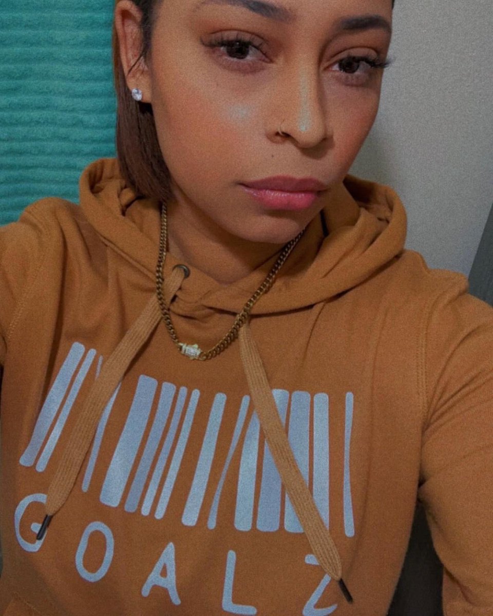 Jayecane's tweet photo. say hi to my baby sister cherrelle that’s her clothing company she has on! I’m so proud of my baby sis ! https://t.co/z79MKswLSj