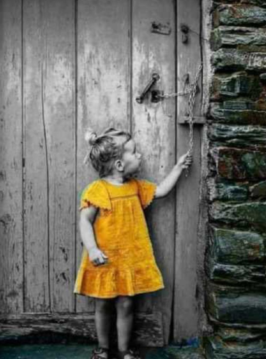 #محاكاه_الصوره_77
سلسلة محاكاة الصور 👇🏻

مريت باب ٍ فاقد ٍ حيل راعيه
وقامت هواجس خاطري إتًحاكا

كم  إلتقى به غالي ٍ عند  غاليه
قلوبنا   ويًا  المشاعر 👈🏻 شراكا

ياعزتي لي  كل  ماحل  طاريه
من  الوله  دمــوع   عيني   تباكا
#شاعر_الطيف
#عبدالعزيز