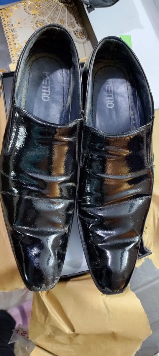 iJunaidAlam's tweet photo. I ordered metro sandal from myntra and instead of sandal they have send me some used shoe. I don’t understand how can they be such fraud. I have raised a return request and they are saying they will verify it. How can they verify if someone replaced it. @myntra @MyntraSupport https://t.co/RZxOQgeVgB