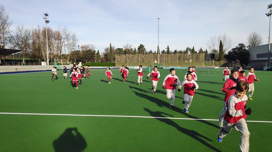 Nuestros alumnos de 6º de primaria pasaron ayer un maravilloso día en el Aula Deportiva Municipal del Club de Campo de Madrid, donde han disfrutado de tres deportes no habituales, a través de la práctica de la Hípica, el Hockey Hierba y el Golf.