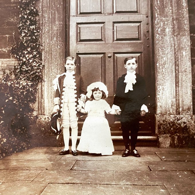 FmYI9y2XEBg-NEt?format=jpg&name=small