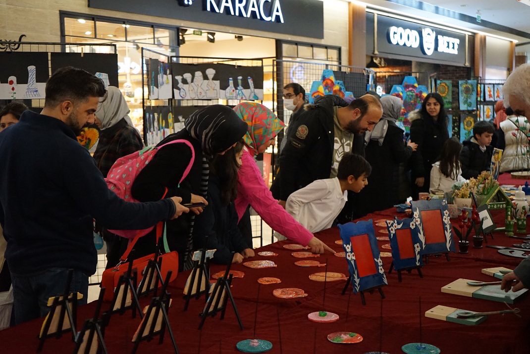 V. Karma Sanat Sergisi ikinci gününde de yoğun ilgi gördü. 🎭🎨