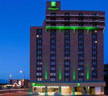CHuC_org_uk's tweet photo. NEW ! #Canada #Manitoba #Winnipeg
Holliday Inn Winnipeg Airport West
Accessible room with a #CeilingHoist #CeilingLift - fitted with X-Y hoist to cover the whole room and a roll-in shower. For more info see CHuC website: https://t.co/o8n02K5JSY https://t.co/oxaVMdkRwx