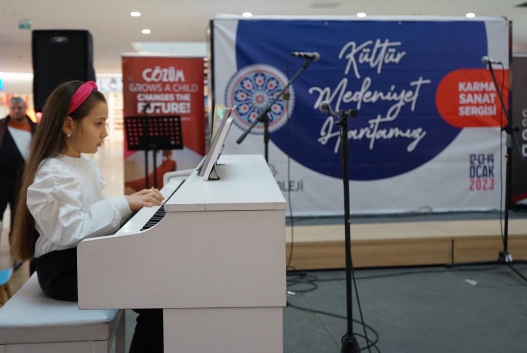 12-13-14 Ocak 2023 tarihlerinde Ankara Vega Subayevleri AVM’de Ankaralı sanat severlerle buluşan Ankara Çözüm Koleji V. Geleneksel Karma Sanat Sergisi, ikinci gününde de Ankaralı sanatseverlerden yoğun ilgi gördü.