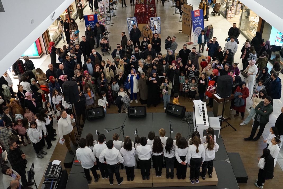 V. Karma Sanat Sergisi ikinci gününde öğrencilerimiz koro konserleri ve solo performansları büyük alkış topladı.
Ankara Çözüm Koleji öğrencilerinin Görsel Sanatlar derslerinde, STEAM&amp;Maker Atölyelerinde yaptıkları el emeği eserler yarın da ziyaretçilerle buluşmaya devam edecek.