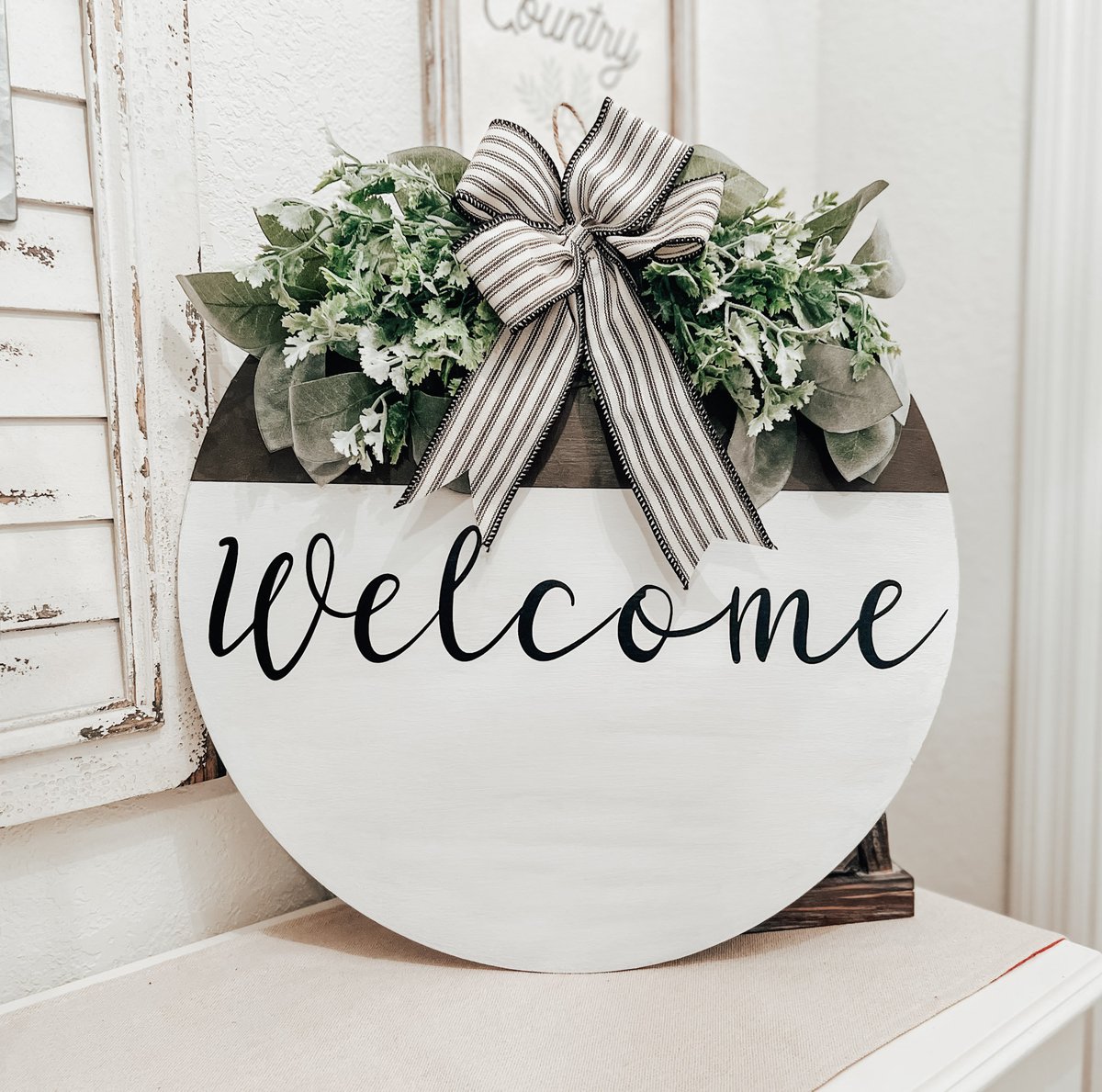 The perfect simple and rustic door hanger for a New Year Front Door Refresh Check it out here>>>>etsy.me/3QA1TCB #housewarming #countryfarmhouse #farmhousedecor #doorhanger #frontdoordecor #rusticdoorhanger #doordecor #frontporchdecor #etsy #etsyshop