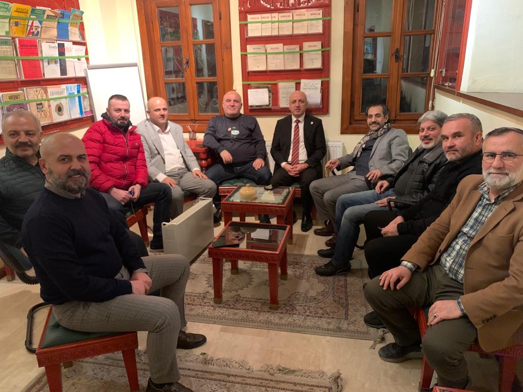 "Bir gün akşam olur biz de gideriz, Kalır dudaklarda şarkımız bizim..." Yıl 1993 #RefahPartisi Çankaya Gençlik kollarında başlayan dava kardeşliğimiz  tam otuz sene olmuş davamızda,derdimizde,istikamatimizde,hala aynı Rabbin kardeşliğimizi hep diri tutsun inşaallah...