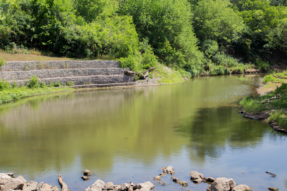 ArlingtonParks's tweet photo. Our #ParkOfTheWeek is Bob Findlay Linear Park! This 35-acre park serves as the primary link between River Legacy Park and Village Creek. A half-mile hike & bike trail runs alongside a calming creek with lots of foliage, as well as some scenic stops along the way.
900 Findlay Dr https://t.co/mQobp9RIfg