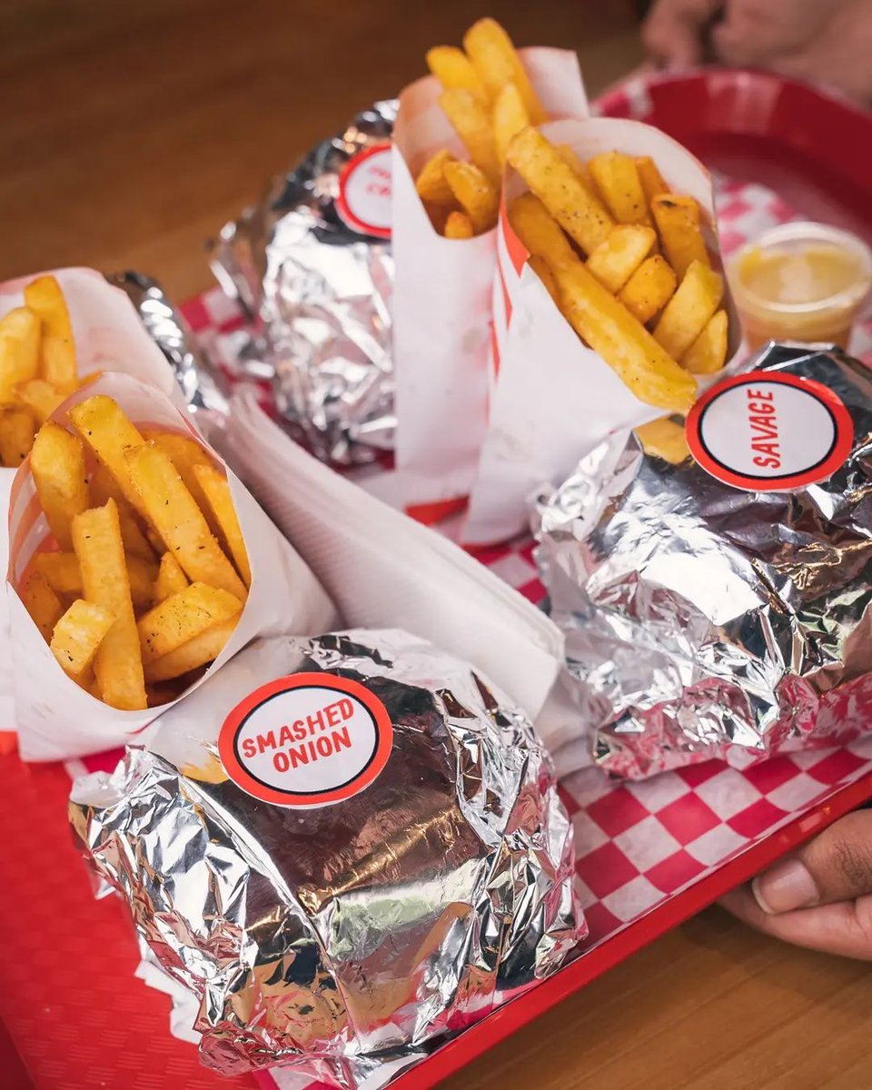 burgerbunch_ve's tweet photo. Nosotros vemos bastante bien esa propuesta de comida para el día de hoy 👌🍔

¿Y ustedes? https://t.co/EqCjWmmZE6