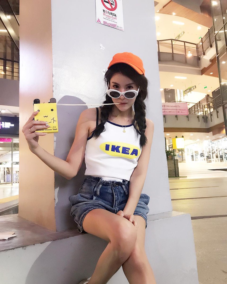 ElisKoh0214's tweet photo. 我只是想做个安静的美少女，可我这惊艳的长相果然无法安静。☺️

I just want to be a quiet beautiful girl, but my stunning looks really can't be quiet.
#selfi #food #happy #hairstyle #Caps #Sunglasses #Unshopping #Shopping #cute #leisure https://t.co/ref3d6N4H2
