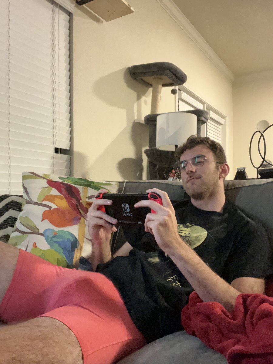 zachmanorrat's tweet photo. Officially off for my three day weekend so it’s time to relax and play Pokémon 😁 https://t.co/qRqz7uEGUG