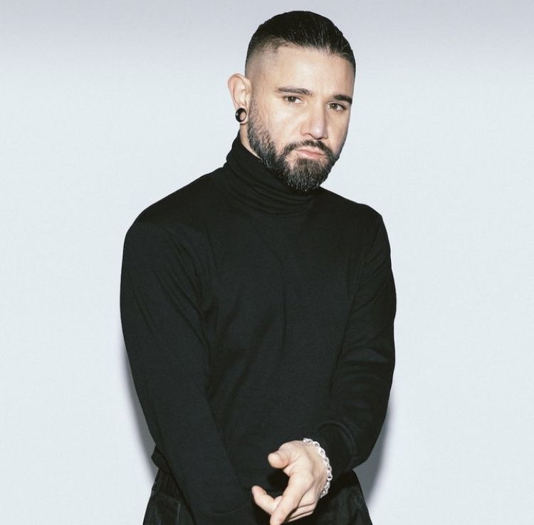 PopCrave's tweet photo. Skrillex shows off his new look. https://t.co/Ex8hUpLEaS