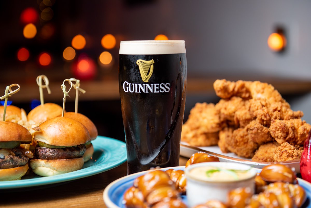 Lucky's Lounge tweet media