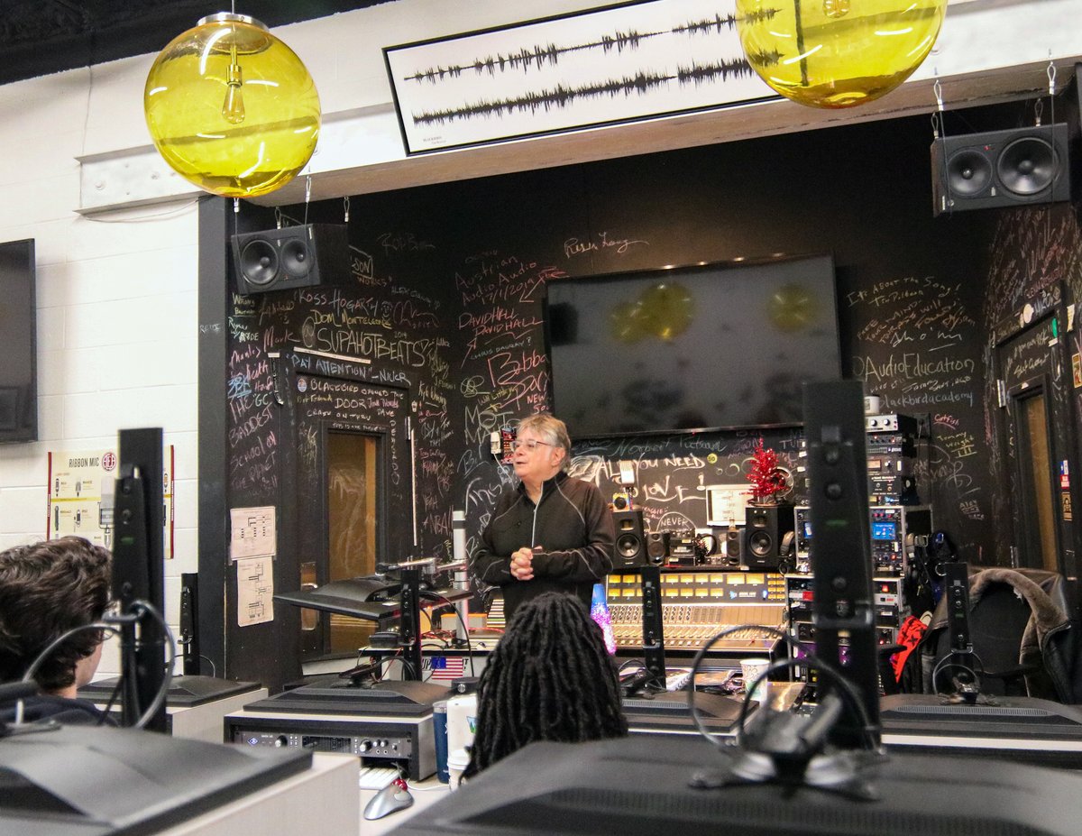 BBArocks's tweet photo. Legend Steve Marcantonio (Thomas Rhett, Blake Shelton, Lady A) speaks to the new #studio class! He talked about his favorite #plugins #studiogear #outboardgear #microphones #recording #recordinghacks and more!🎙🎤🎧 https://t.co/f0pZPyvRLm