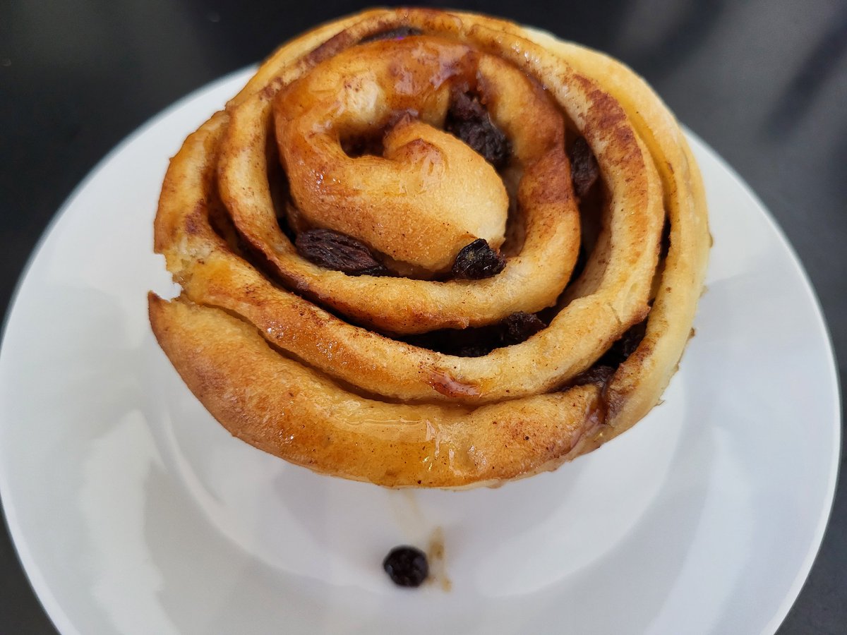 Cinnamon Buns with Raisins just out of the oven. #afternoonsnack #Friday #medhat