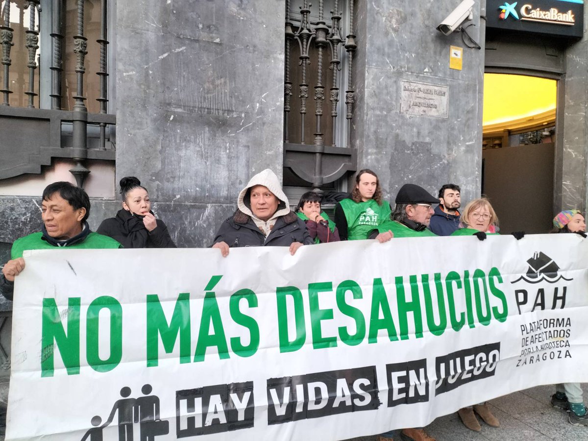 pahzaragoza's tweet photo. 📣 Tras el pequeño parón navideño, volvemos a la carga contra @caixabank y su fondo buitre Buildingcenter. No aceptamos viviendas de miseria. Seguiremos luchando.

¡SUS BENEFICIOS SON NUESTRA RUINA! https://t.co/i3S1QNl8yq