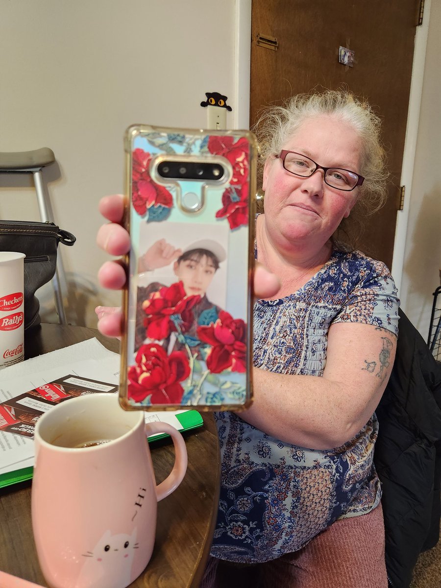 atzbtxhz's tweet photo. My home health aide put bang chan in her phone x3 https://t.co/pT0UZxVD7L
