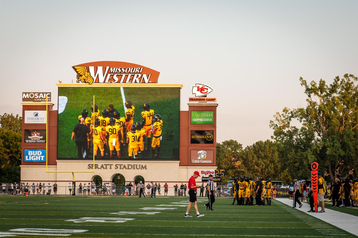 ShaneDowty's tweet photo. Big time weekend! #FutureGriffs coming to campus for official visit! #GriffUp 🦅🦁 https://t.co/NRt0kGWB6V