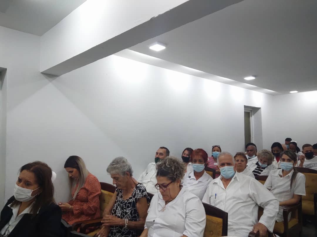DPSCfgos's tweet photo. ↪️Referente en el país x la calidad en servicios d #rehabilitación, #MNT , #cirugía d #mínimoacceso y en la asistencia a pacientes q requieren #diálisis, el Centro Especializado Ambulatorio d #Cienfuegos analizó la etapa d trabajo del #2022. #JuntarYVencer ❤️ https://t.co/qSrdj4NS3J