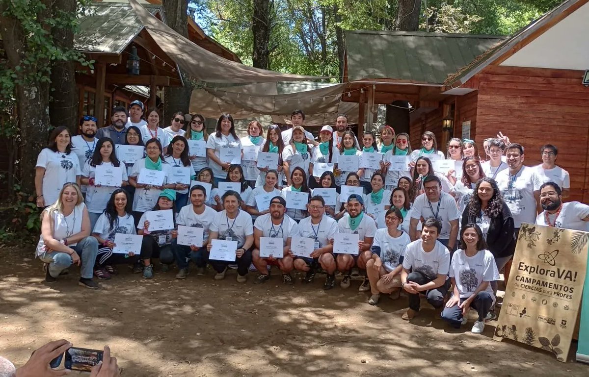SeremiCienciaB's tweet photo. Fuimos parte de una jornada increíble en el cierre del Campamento #ExploraVa⛺️, instancia en donde la Seremi @sofia_valenzuel junto a la dir. @ExploraMaule Karin Saavedra compartieron con 🧑🏻🏫👩🏻🏫35 docentes de la región, que se capacitaron en metodologías innovadoras 🏫. https://t.co/UlzVhHmSPR