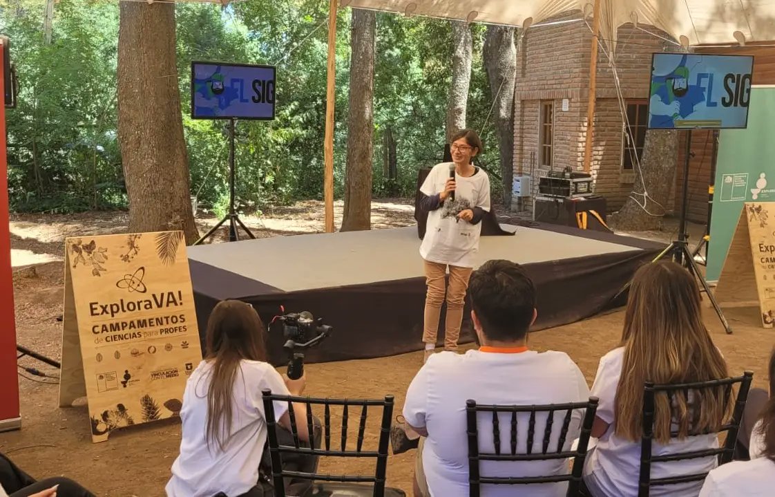 SeremiCienciaB's tweet photo. Fuimos parte de una jornada increíble en el cierre del Campamento #ExploraVa⛺️, instancia en donde la Seremi @sofia_valenzuel junto a la dir. @ExploraMaule Karin Saavedra compartieron con 🧑🏻🏫👩🏻🏫35 docentes de la región, que se capacitaron en metodologías innovadoras 🏫. https://t.co/UlzVhHmSPR