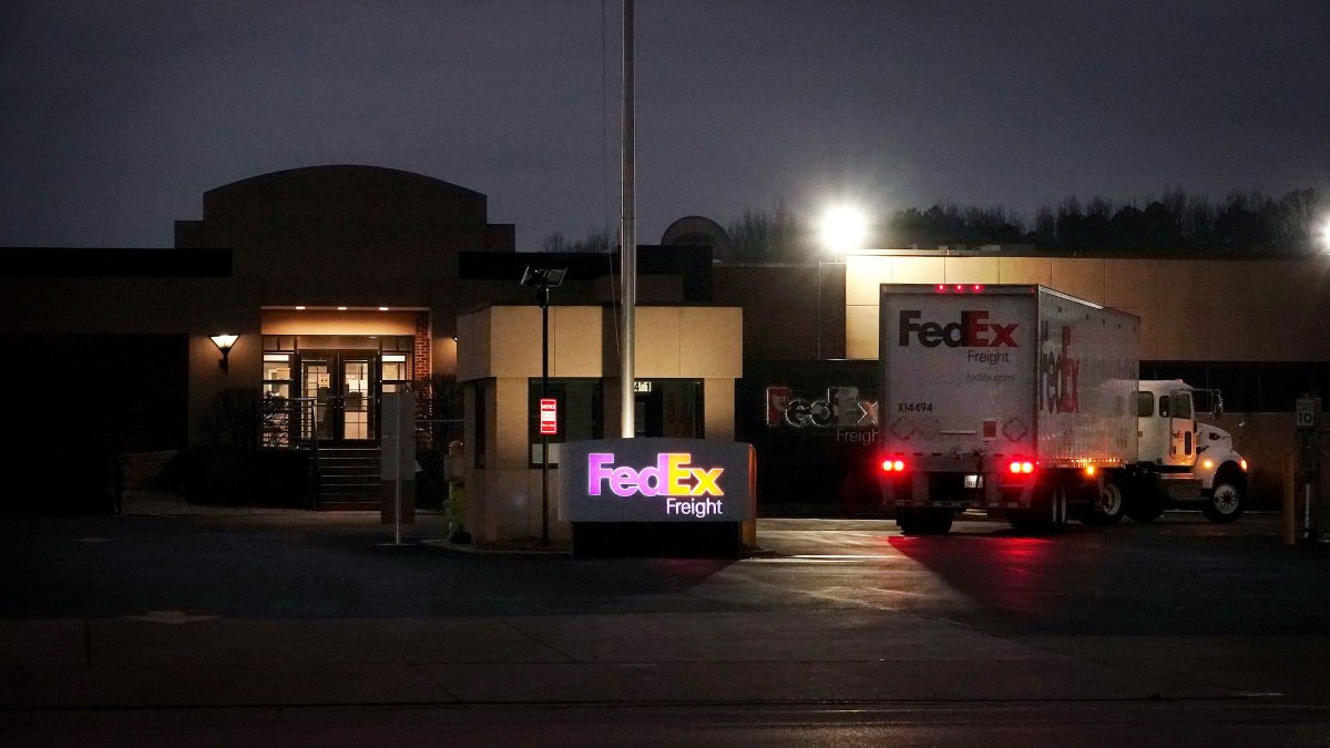 psr_memphis's tweet photo. Somehow, convicted kidnapper Cleotha Henderson got a job as a security guard at FedEx Freight. Jailed last year for alleged burglaries there, he was never questioned about a 2021 rape. Weeks later, he allegedly murdered Eliza Fletcher. Our investigation: https://t.co/r9HCWcrJ40 https://t.co/fvKNLJWIv9