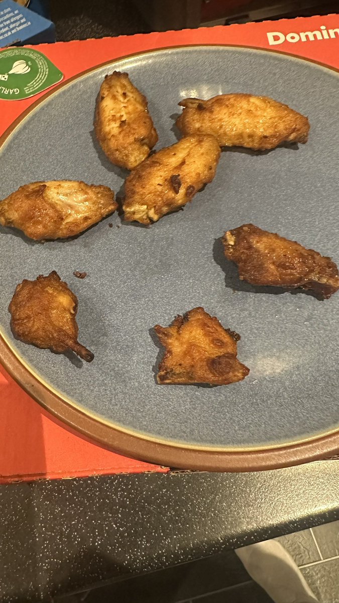 sonjag669's tweet photo. @dominos we have just collected these chicken wings from one of your Reading branches.   Is it really acceptable to send out food like that?  Those 3 are certainly not wings!  
If it wasn’t too far or inconvenient I’d have taken them straight back. https://t.co/WHivFc0Lkg