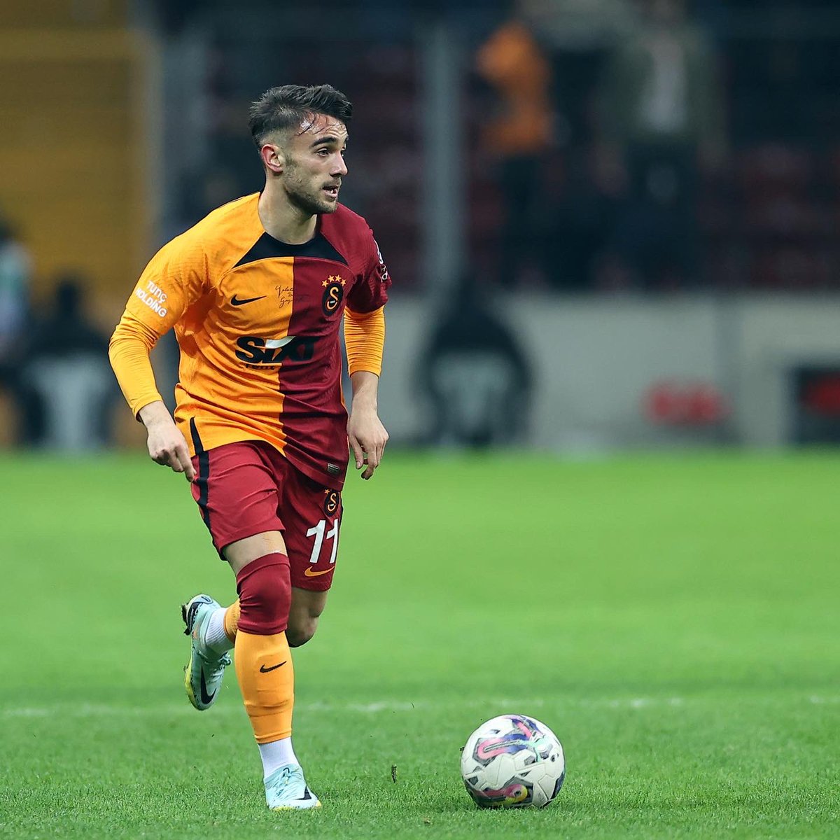 yunusakgun17's tweet photo. Ali Sami Yen’de +3 puanla yola devam. Durmadan, yorulmadan sezonun ilk yarısını taraftarımızla beraber lider kapatmak çok güzel. Hedef sezon sonunda yeni kupaları müzemize getirmek💛❤️🎯🧿 https://t.co/WP3lvDjcVl