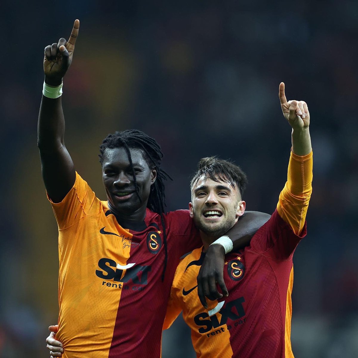 yunusakgun17's tweet photo. Ali Sami Yen’de +3 puanla yola devam. Durmadan, yorulmadan sezonun ilk yarısını taraftarımızla beraber lider kapatmak çok güzel. Hedef sezon sonunda yeni kupaları müzemize getirmek💛❤️🎯🧿 https://t.co/WP3lvDjcVl