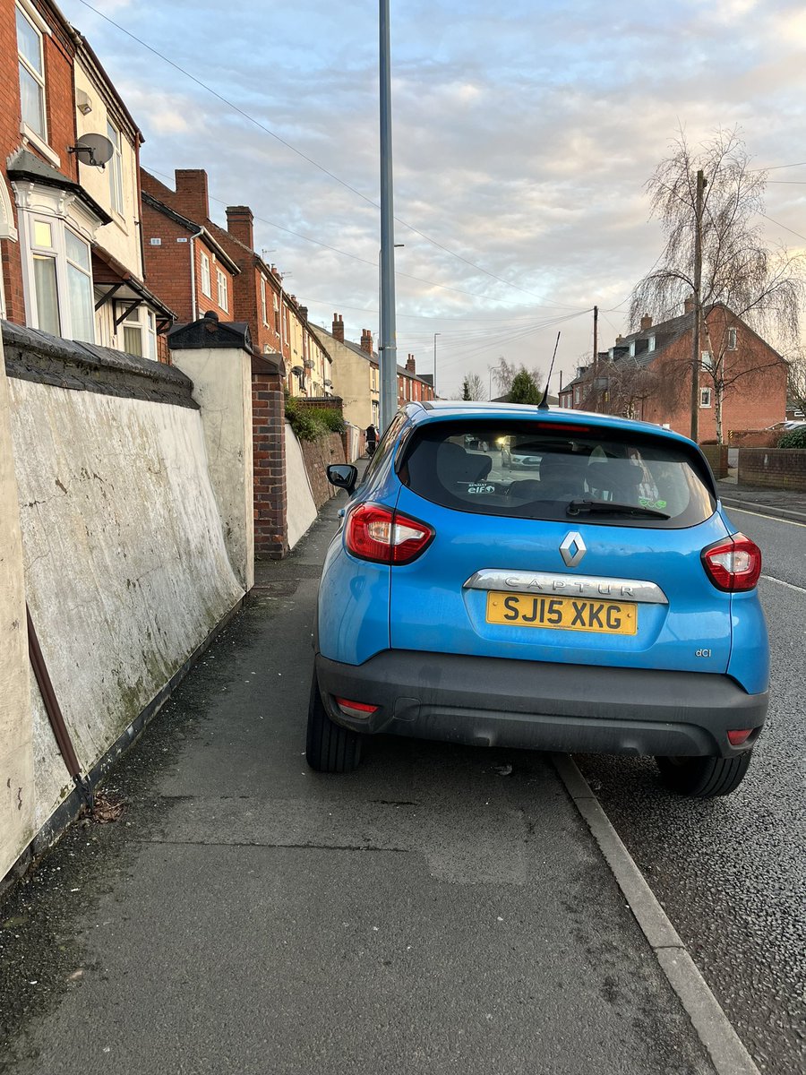 selfishparkers's tweet photo. Halesowen road, repeat offender.
#pavementparking #selfishparking #illegalparking #disabledaccess #wheelchairaccess #buggyaccess #Ableism #cradleyheath #sandwell #rowleyregis #parkingproblems #parking https://t.co/i6z1AES3Cg