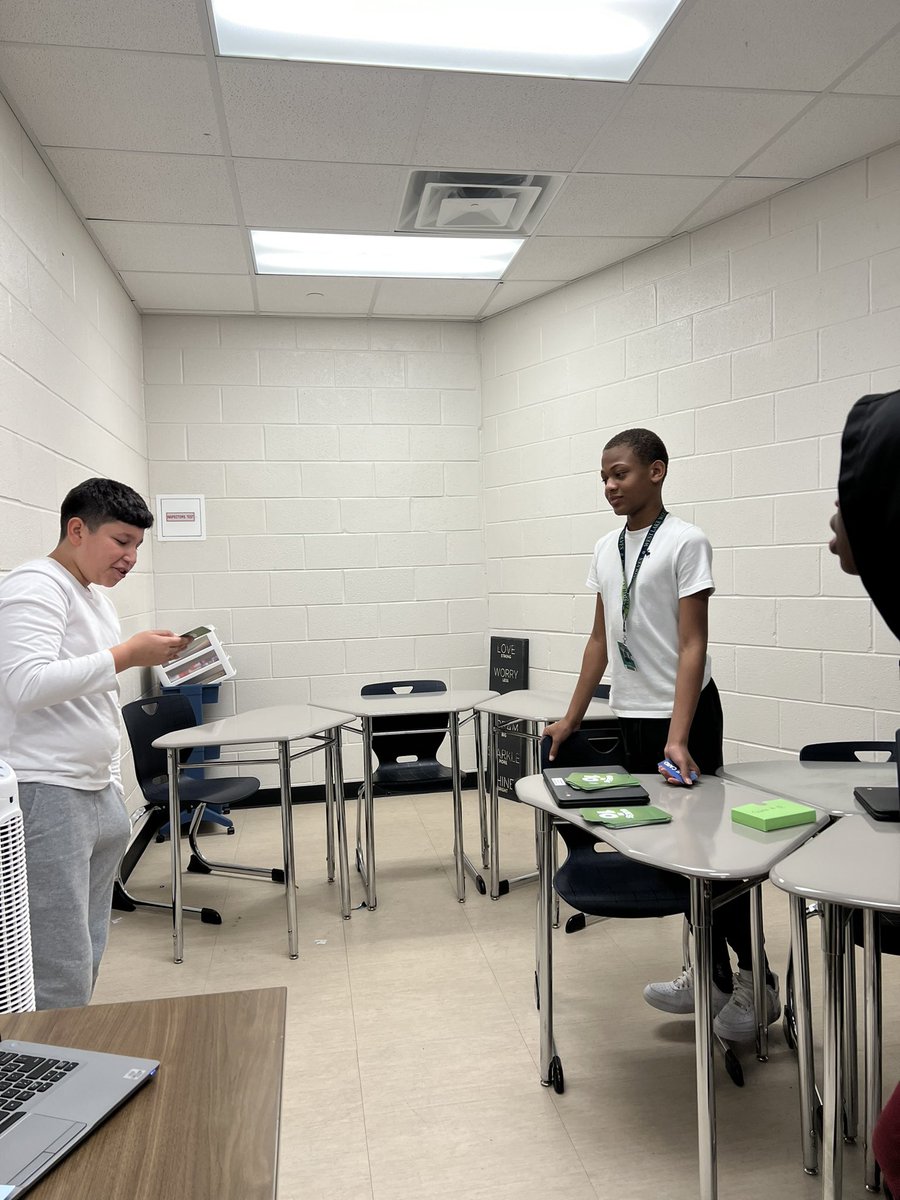 Mrs_Slawson's tweet photo. Using context clues and schema while playing #GuessIn10! @RelaWlms @HumbleISD_WLMS @kellycoxWLMS https://t.co/GMAylaLMFk