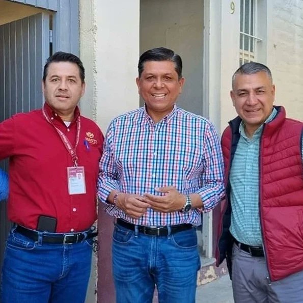 gustavomaciasz's tweet photo. ¡SUMANDO VOLUNTADES!

Muchas gracias al Dr. Alan Solano Subdelegado del @ISSSTE_mx, con quien trabajando junto al @GobiernoTequila y su alcalde #PonchoMagallanes, los derechohabientes tendrán un espacio más grande y mejor equipado en #Tequila. #AcciónYResultados @diputadospan https://t.co/RX4UsTJJZ2