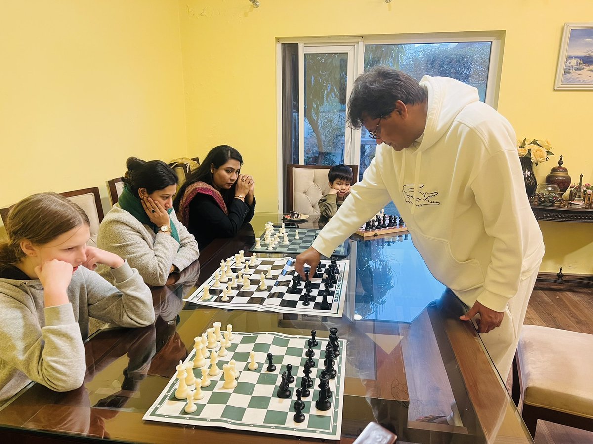 Samreen_khaan's tweet photo. Another beautiful chess evening. @Hanif50us , National Master and President Chess Federation of Pakistan, analyzed our chess games. 

#chess #pakistanchess @chess_pakistan @shujaat_ali90 https://t.co/O9YJEK4SsD