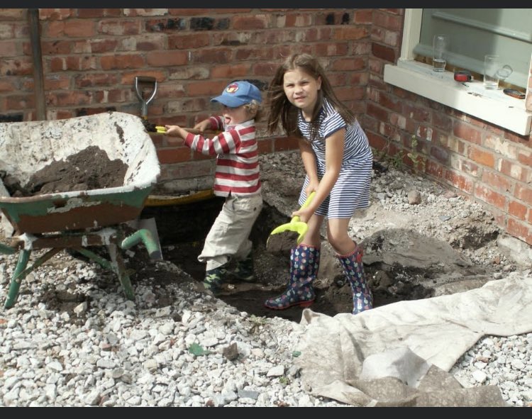 MrsL_LfLP's tweet photo. This is a picture of my babies helping their Daddy. Now 17 and 21. #specialmemories #luckymum https://t.co/G6yYAnSZeK