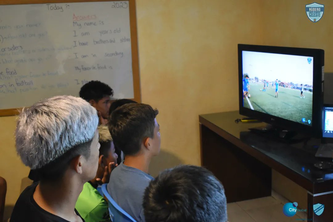 mcelestefc's tweet photo. Taller de psicología con los chicos de la residencia, trabajando la motivación en ellos y las normas dentro del club para seguir mejorando día a día 🤩🔝⚽️
#SomosLaMaquina https://t.co/MESj1Xsa8w